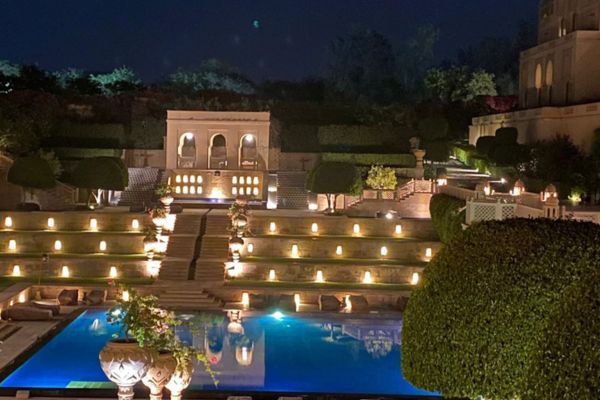 Top 8 Hotels to Stay Near Taj Mahal (1)